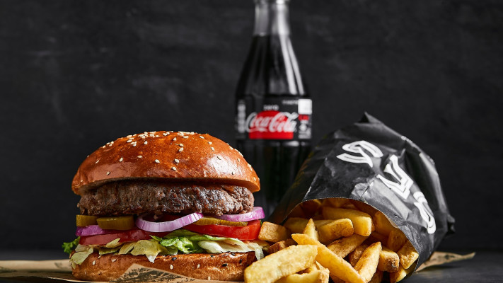 השילוב המנצח: המבורגר וצ'יפס. באדיבות מוזס שופ 