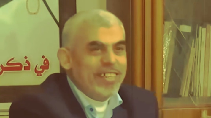 תמונתו של סינוואר מחייך מתוך הסרטון