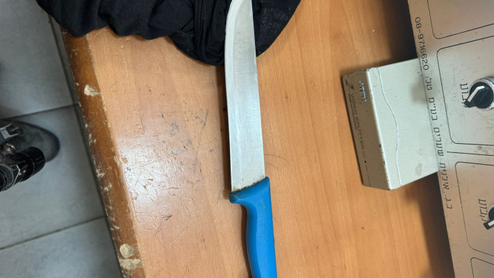 הסכין שנתפסה (צילום: דוברות המשטרה)