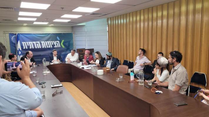 בצלאל סמוטריץ' בישיבה עם צו 9