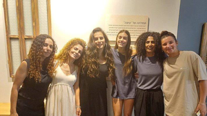 הדר בכר, דפנה קורן, עלמה אור, מירי מסיקה, כרמית דבורי, אילנית מוניטין  (צילום: דוברות קיבוץ בארי)