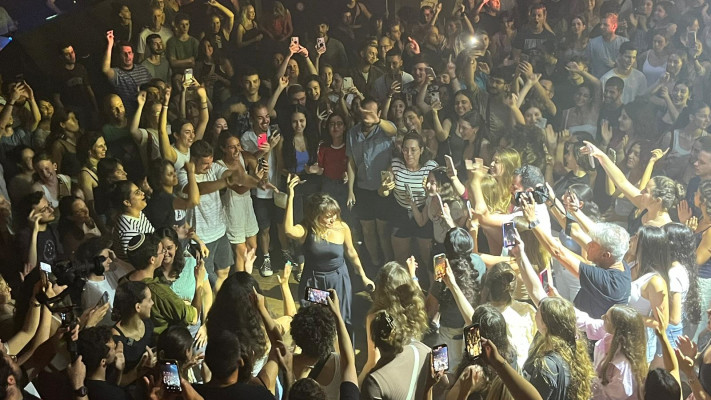 ירדה אל הקהל. שי המבר בהופעה בבארבי החדש