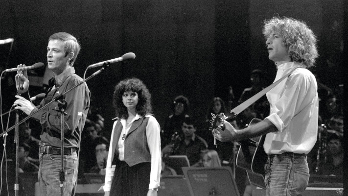 אריק איינשטיין ושלום חנוך בהופעה משותפת, בליווי דפנה ארמוני