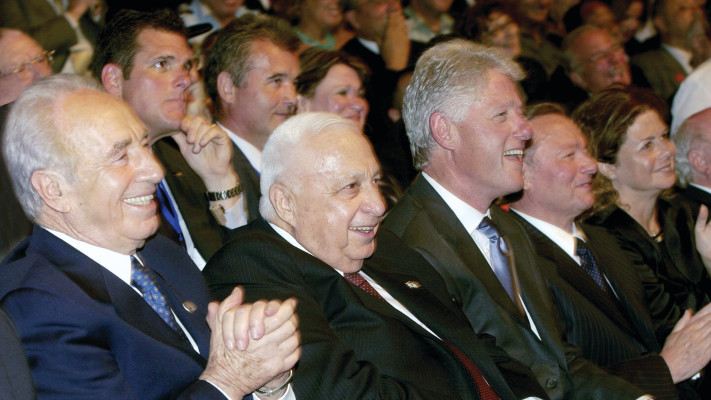 שמעון פרס, ראש הממשלה אריאל שרון וביל קלינטון 