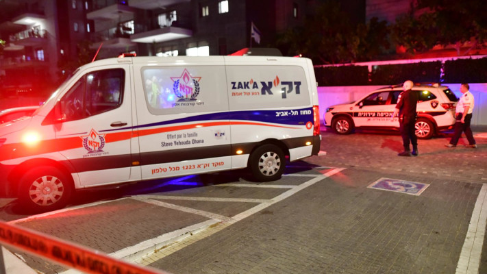 רכב זק''א סמוך לבניין בו נרצח על פי החשד בן ה-6 בהרצליה (צילום: אבשלום ששוני)