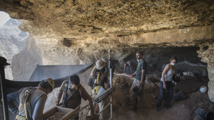 החפירה במערת הגולגלות שם התגלתה פיסת האריג (צילום: יולי שוורץ, רשות העתיקות)