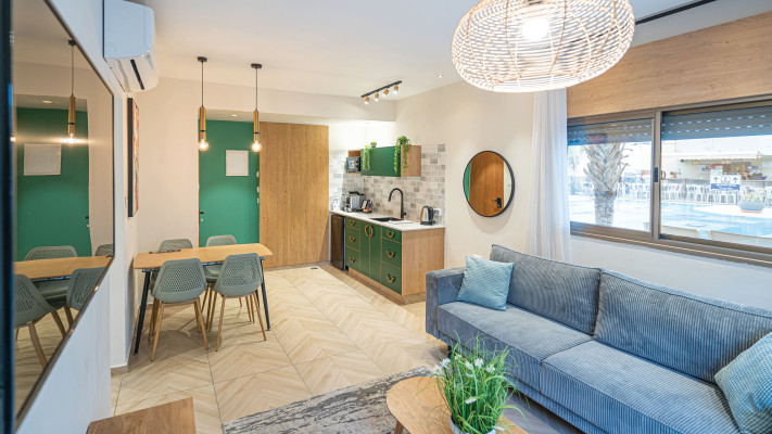 לא חייב בתי מלון. ''אלמוגים''