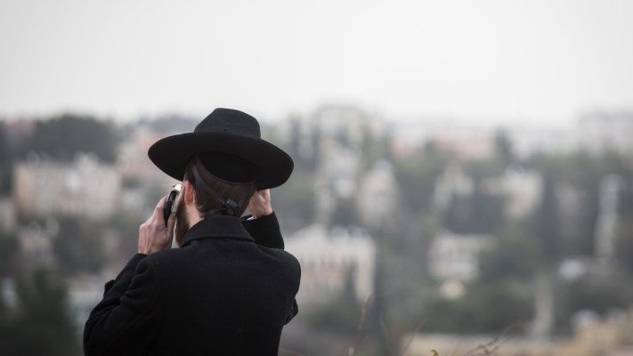 דתי מדבר בפלאפון כשר