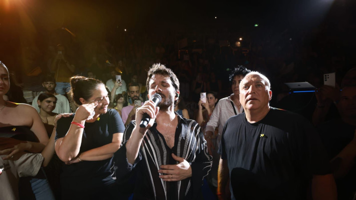 רן דנקר בקיסרה עם משפחתה של רוני אשל (צילום: אלון לוי)