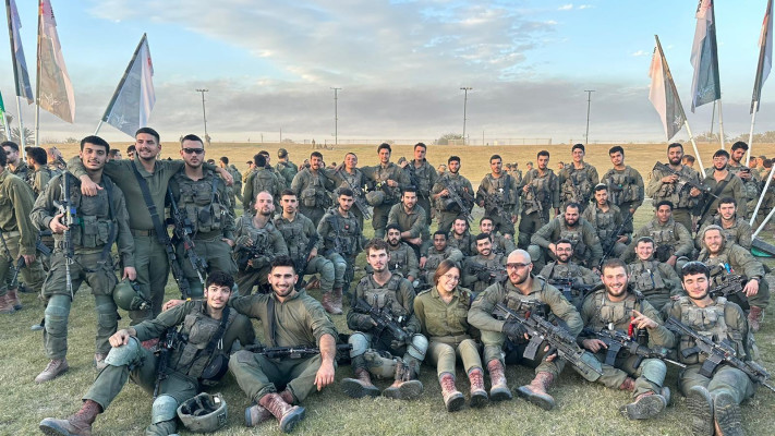 סמ''ר תומר מזור והיחידה (צילום: דובר צה''ל)