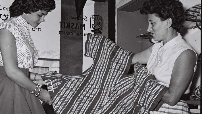 רות דיין ומלכת היופי שרה טל בחנות משכית, 14.6.1956