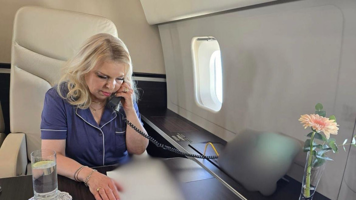 שרה נתניהו במטוס כנף ציון