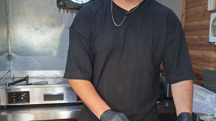 אבישי שלזינגר ב''בקתה'' בכפר מימון