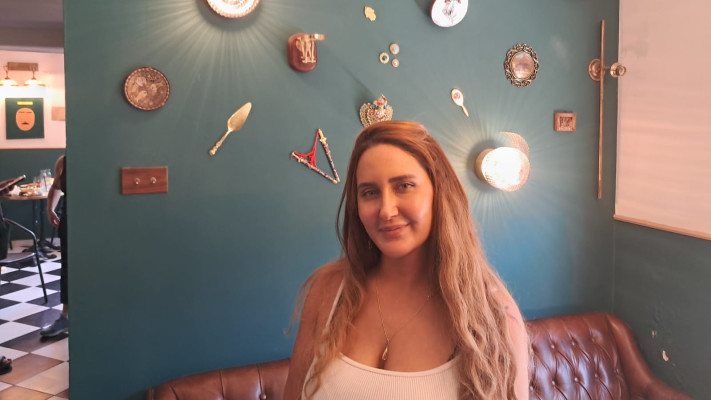 אור שוקרון בבית הקפה ''אוריוס'' בשדרות