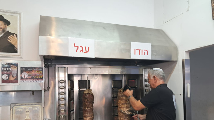 בני כחלון בשווארמת בני כחלון בנתיבות (צילום: משה כהן)