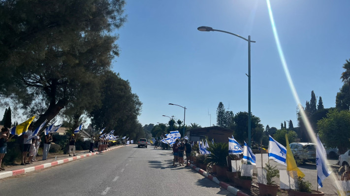 טקס הפרידה מיגב בקיבוץ להב, מלווה בדגלים (צילום: פלד ארבלי)