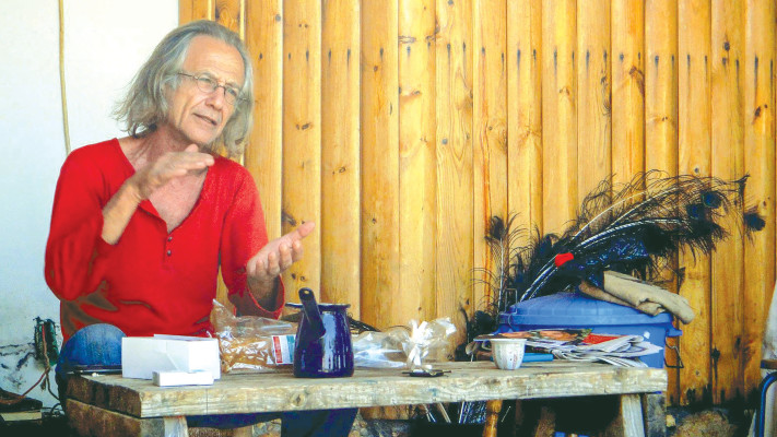 נע בחופשיות ובטבעיות בין העולמות. ברדוגו החקלאי