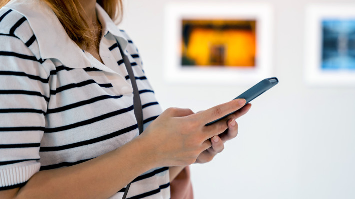 מביטים מטה למכשיר הנייד כל הזמן? זה עושה לכם קמטים בצוואר