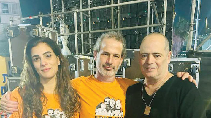 אדם בכיכר החטופים