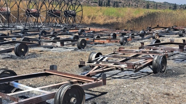 כלי עבודה חקלאיים שרופים במטעי יפתח (צילום: אילן ליבר)