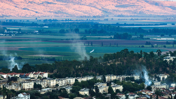 עשן מיתמר מעל קריית שמונה בעקבות מתקפת רקטות (צילום: דוד כהן פלאש 90 )