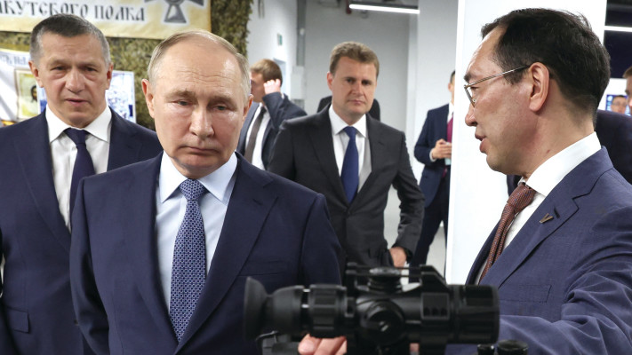 פוטין מבקר בתערוכת נשק בעיר הרוסית יקוצק