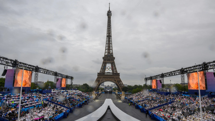 מגדל אייפל בטקס הפתיחה של המשחקים האולמפיים, פריז 2024