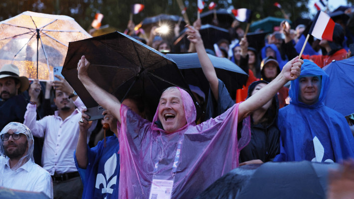 האורחים בטקס הפתיחה של האולימפיאדה, מתמגנים מהגשם (צילום: REUTERS/Stefan Wermuth)
