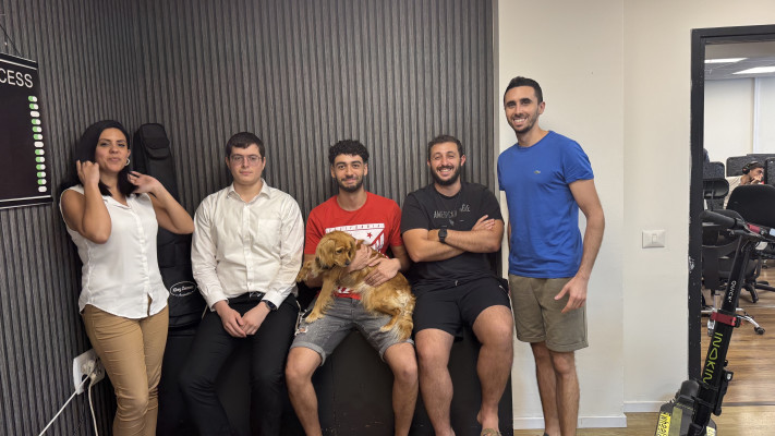 מימין לשמאל, דניאל, אמיר, דביר, מאיר וכיפאח. צוות ״דיילי אינגליש״ הישראלי 