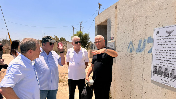 רפי בן שטרית, השופט בדימוס גדעון גינת, המפכל לשעבר אהרונישקי, ואלוף במיל' אייל בן ראובן (צילום: ועדת החקירה האזרחית)