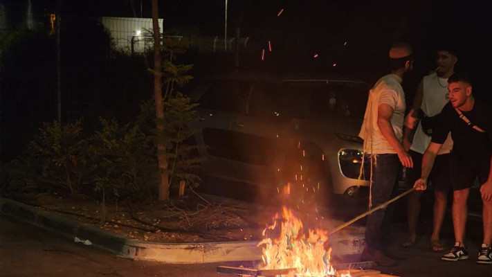 המפגינים בבית ליד הדליקו מדורה על הכביש