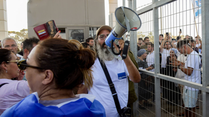 מפגינים פורצים לבסיס הצבאי שדה תימן (צילום: דודו גרינשפן, פלאש 90)