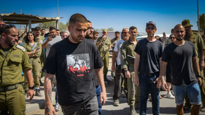 מפגינים פורצים לבסיס הצבאי שדה תימן