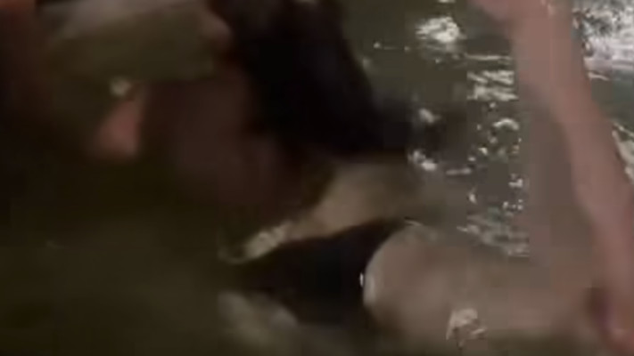 שוחה טופלס במזרקה בפירנצה (צילום: מתוך אינסטגרם)