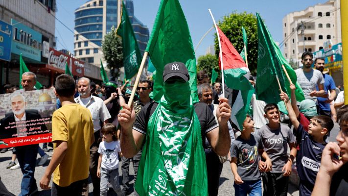 פלסטינים מפגינים בחברון לאחר ההתנקשות באיסמעיל הנייה