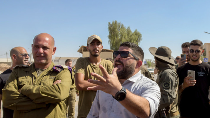 ח''כ אלמוג כהן בהפגנה לשחרור החשודים בהתעללות מינית במחבל, שדה תימן (צילום: דודו גריספן, פלאש 90)