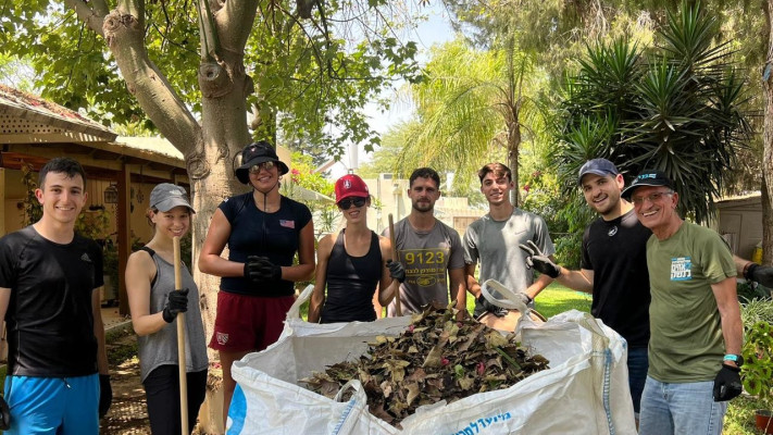 התנדבות בקיבוץ רעים (צילום: תגלית)