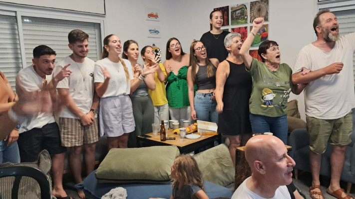 משפחתה וחבריה של ענבר לניר (צילום: משה כהן)