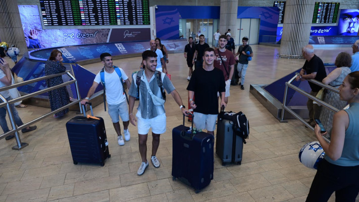 נוסעים בנתב''ג, חוזרים לארץ