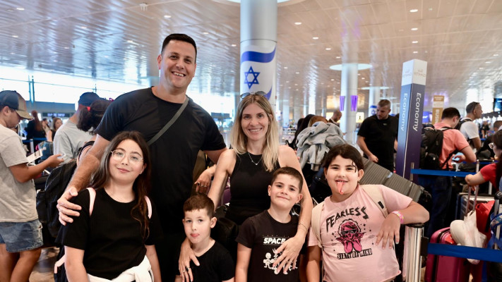 נוסעים בנתב''ג (צילום: אבשלום ששוני)