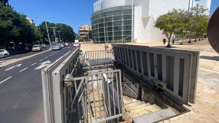 מקלט שנפתח בסמוך לתיאטרון ''הבימה'' בתל אביב (צילום: אבשלום ששוני)