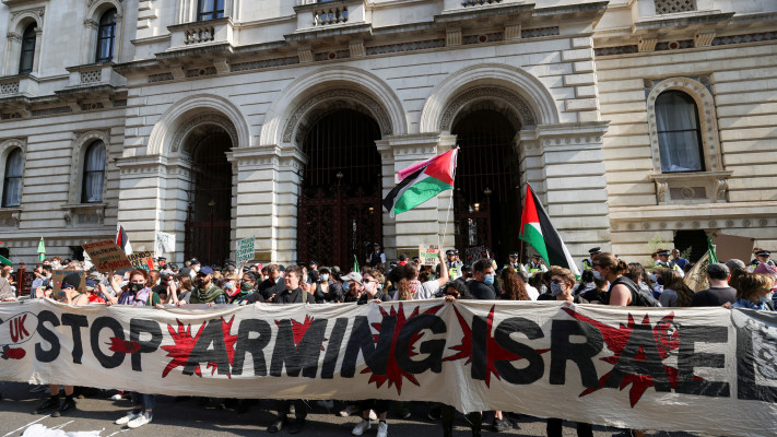 הפגנה על אי שליחת נשק לישראל בלונדון