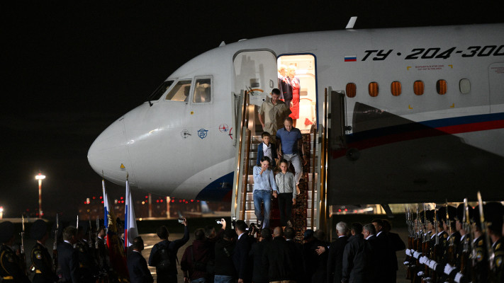 משפחת המרגלים נוחתת ברוסיה  (צילום: Sputnik/Kirill Zykov/Pool via REUTERS)