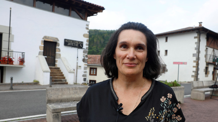 אישתו של גונזלס, פעלה למענו במהלך מעצרו בפולין