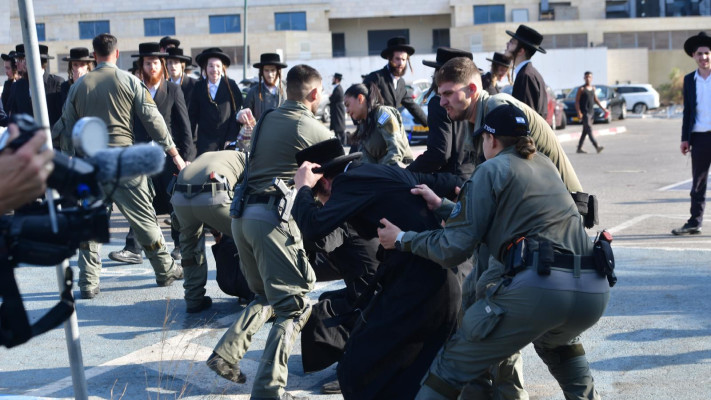 שוטרים ומפגינים חרדים מול לשכת הגיוס (צילום: אבשלום ששוני)