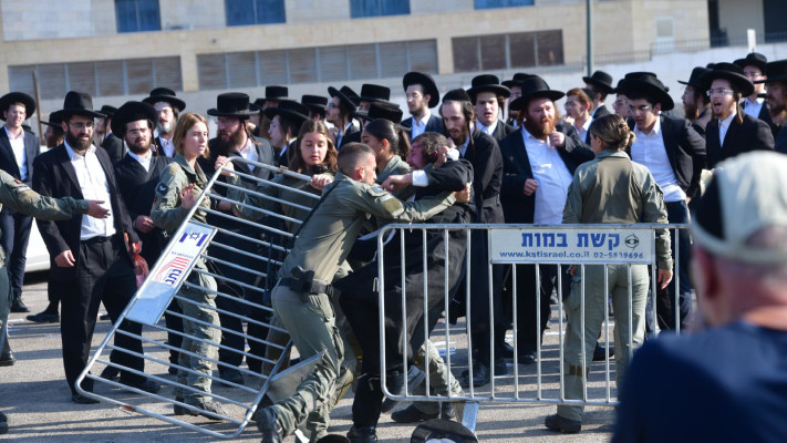 הפגנה סוערת מול הבקו''ם (צילום: אבשלום ששוני)