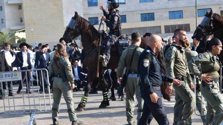 כוחות משטרה גדולים ופרשים בהפגנה (צילום: אבשלום ששוני)