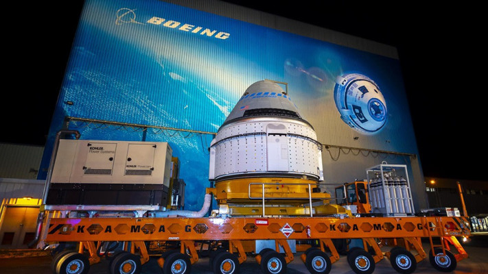 הקפסולה מובלת לכן השיגור. מיועדת לטוס עד 10 פעמים