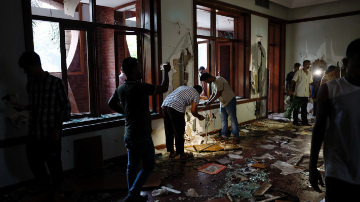 אנשים בוזזים את מעונה הרשמי של שייח' חסינה בבנגלדש