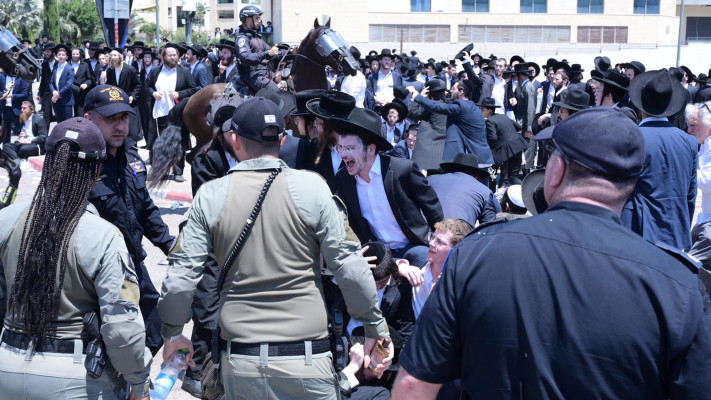 מחאות חרדים נגד גיוס, תל השומר (צילום: אבשלום ששוני)